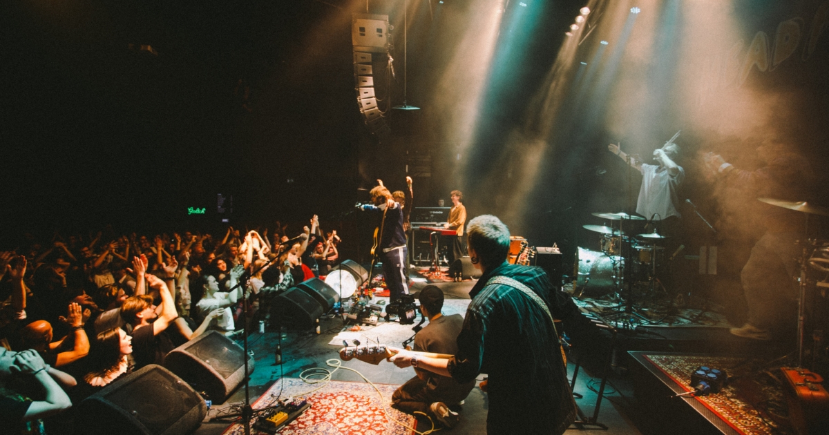 Live@Dox: Headfirst